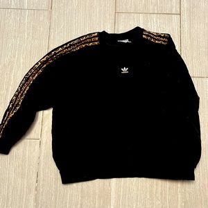 Woman’s adidas crew neck sweatshirt M